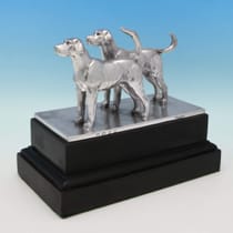 Sterling Silver Model of a Pair of Dogs with Military Interest - Blackmore & Fletcher Ltd., hallmarked in 1929 London - George V - Thumbnail 3