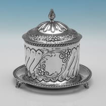 Antique Sterling Silver Biscuit Box - William Hutton, hallmarked in 1899 London - Victorian - Thumbnail 1