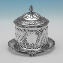 Antique Sterling Silver Biscuit Box - William Hutton, hallmarked in 1899 London - Victorian - Thumbnail 2