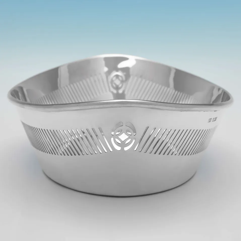 Sterling Silver Bread Dish - Viner's Ltd., hallmarked in 1933 Sheffield - George V - Image 3