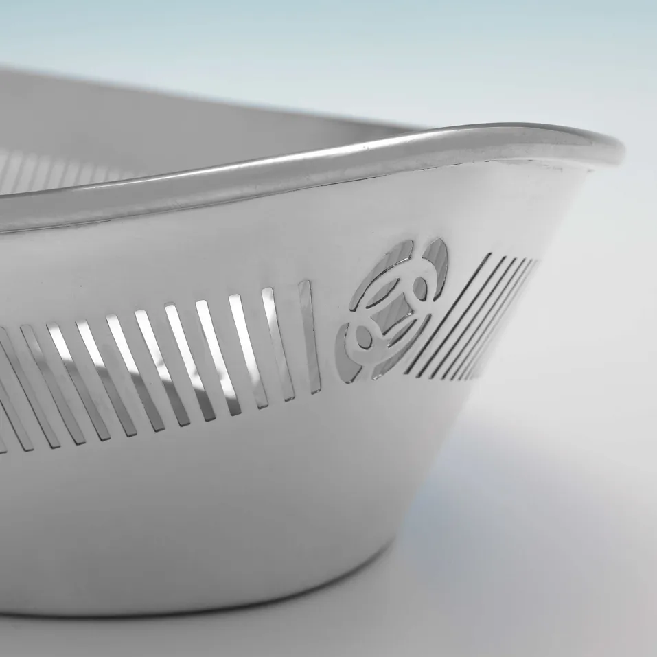 Sterling Silver Bread Dish - Viner's Ltd., hallmarked in 1933 Sheffield - George V - Image 4