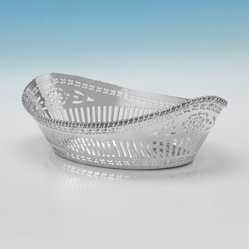 Antique Sterling Silver Bread Dish - Barker Brothers Ltd., hallmarked in 1916 Chester - George V - Image 2