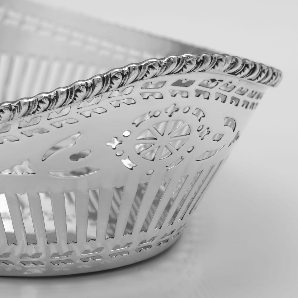 Antique Sterling Silver Bread Dish - Barker Brothers Ltd., hallmarked in 1916 Chester - George V - Image 4
