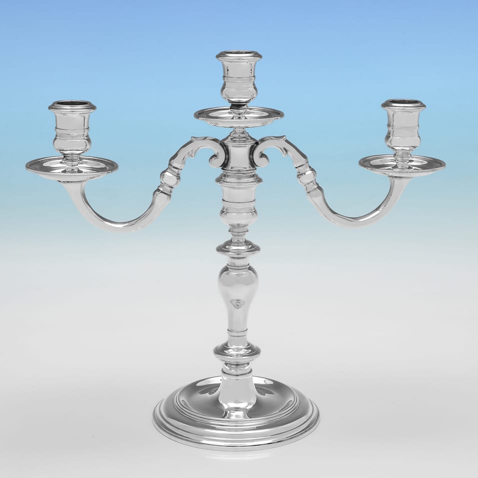Sterling Silver Pair of Candelabra - Wakely & Wheeler, hallmarked in 1977 London - Elizabeth II - Image 2