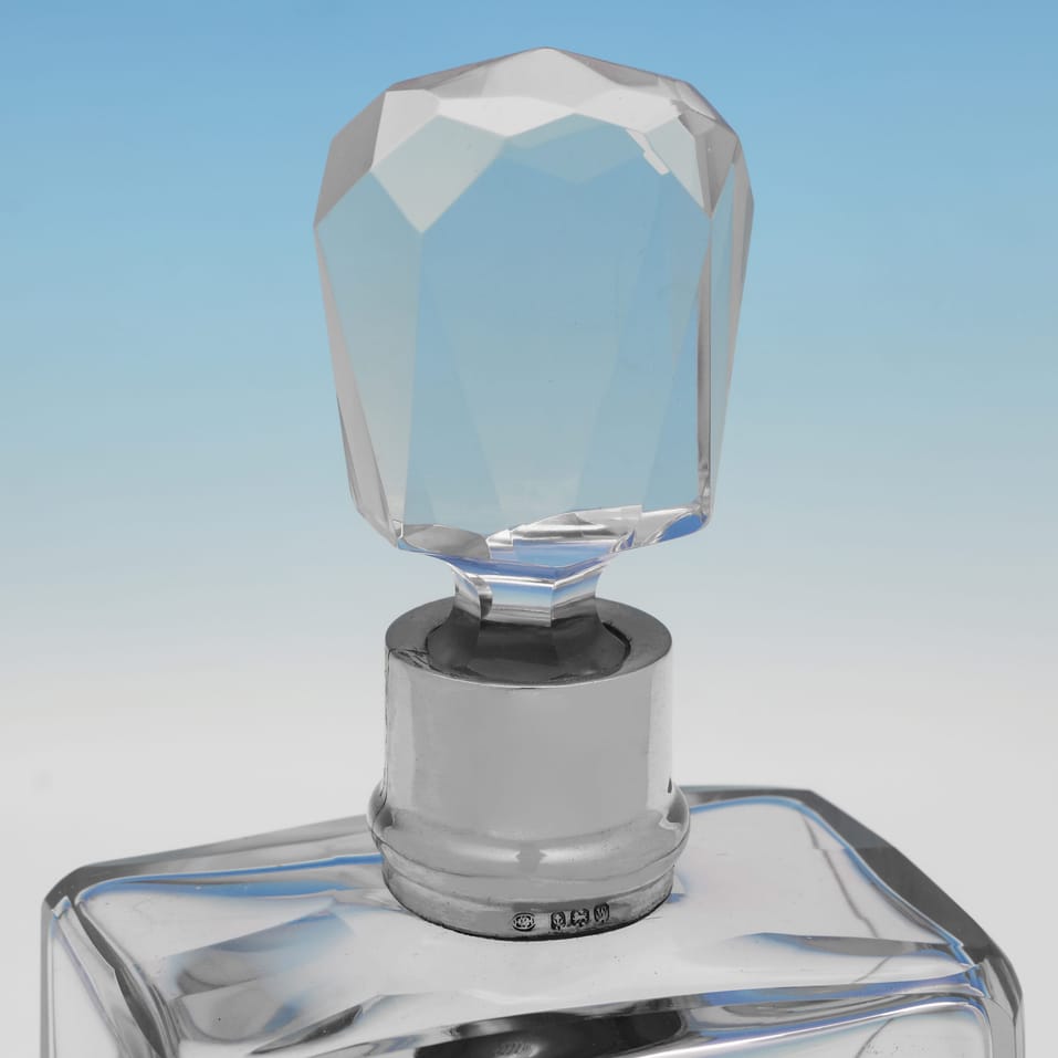 Antique Sterling Silver & Glass Pair of Decanters - Hukin & Heath, hallmarked in 1921 Birmingham - George V - Image 4