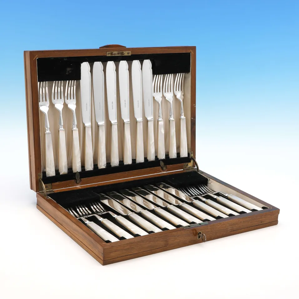 Sterling Silver & Mother of Pearl Fish Set - Viner's Ltd., hallmarked in 1935 Sheffield - George V - Image 1