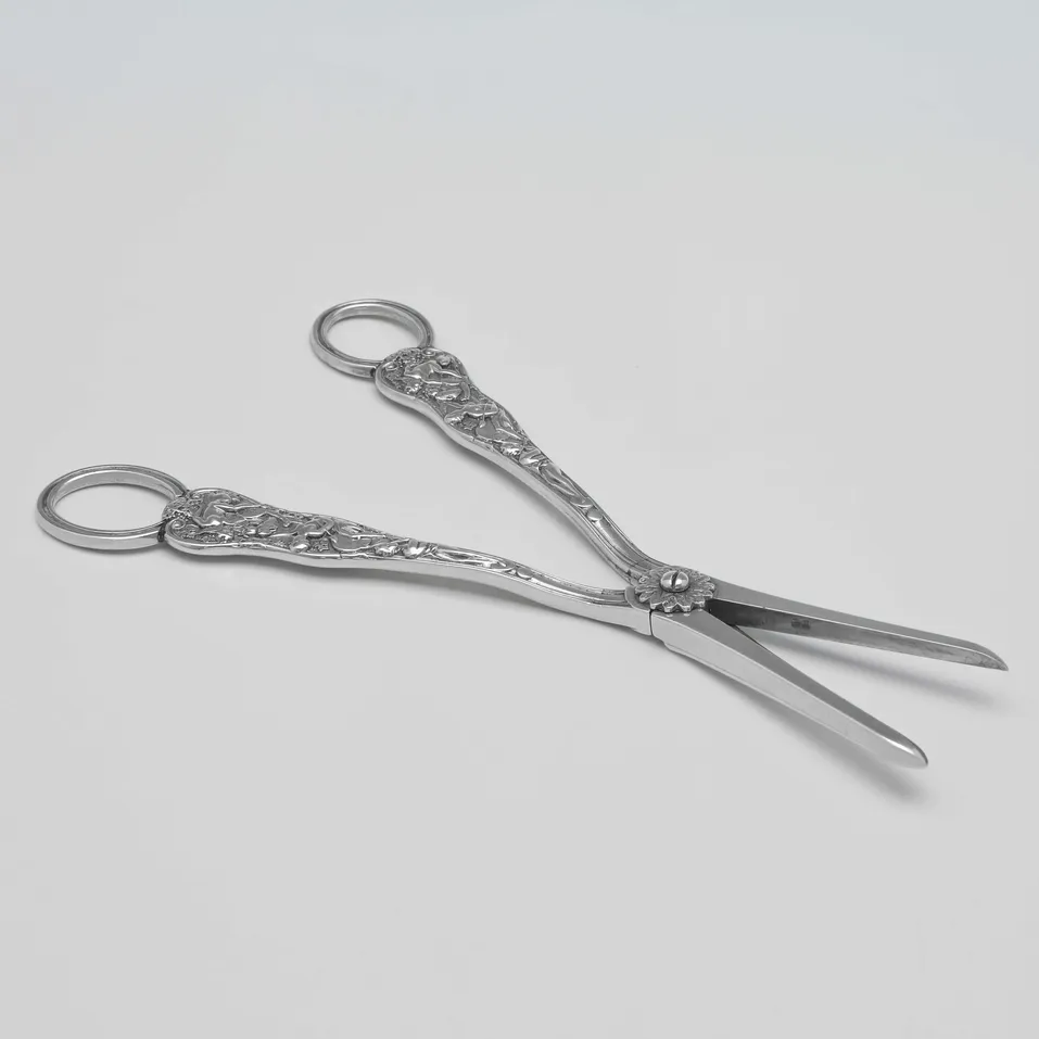Antique Sterling Silver Pair of Bacchanalian Grape shears - Henry John Lias & Son, hallmarked in 1874 London - Victorian - Image 2