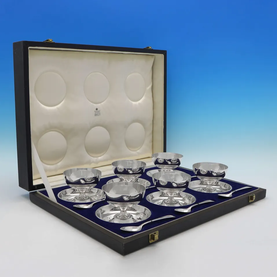 Sterling Silver Set of Grapefruit Bowls & Spoons - Walker & Hall, hallmarked in 1927 Sheffield - George V - Image 1