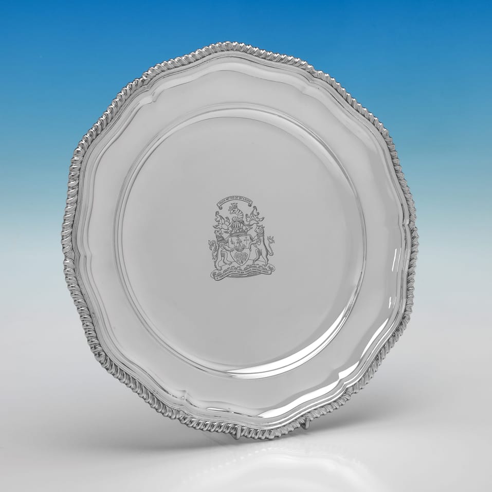 Sterling Silver Set of Dinner Plates & Side Plates - Garrard & Co. Ltd, hallmarked in 1975 Sheffield - Elizabeth II - Image 2