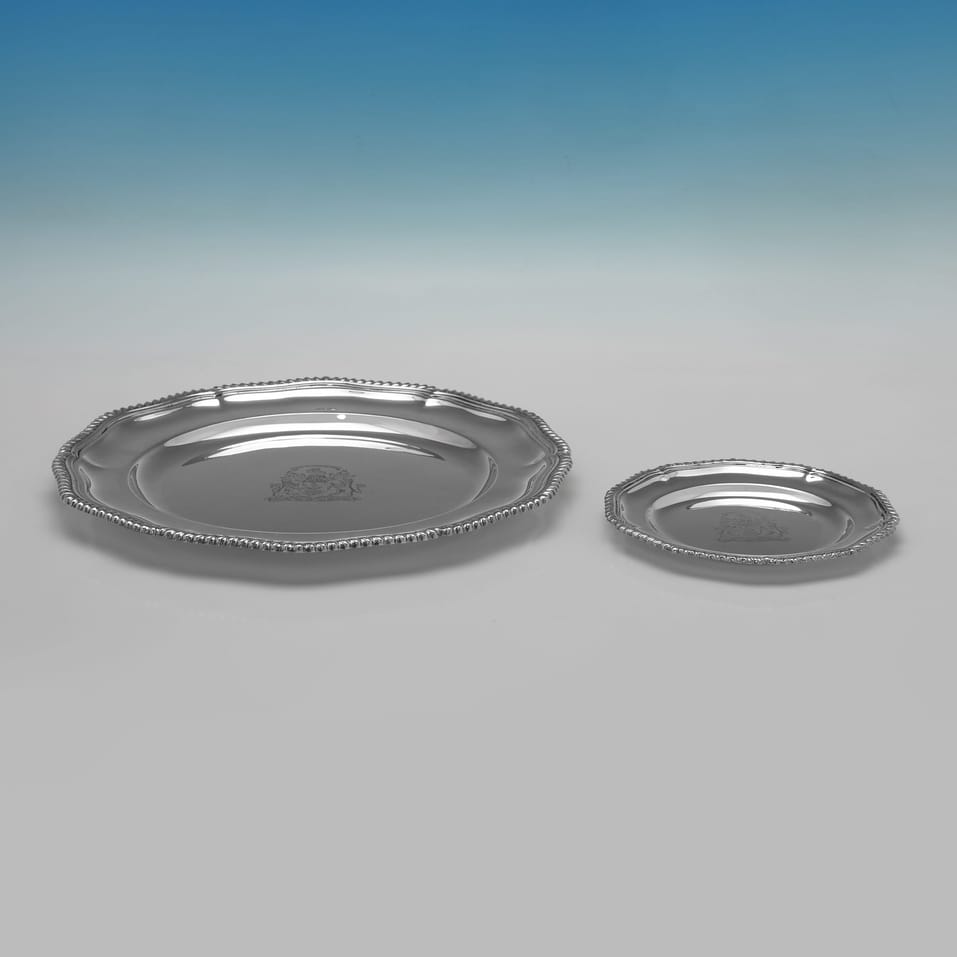 Sterling Silver Set of Dinner Plates & Side Plates - Garrard & Co. Ltd, hallmarked in 1975 Sheffield - Elizabeth II - Image 4