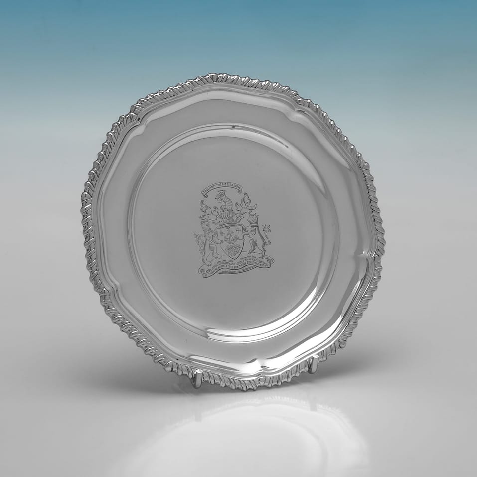 Sterling Silver Set of Dinner Plates & Side Plates - Garrard & Co. Ltd, hallmarked in 1975 Sheffield - Elizabeth II - Image 5