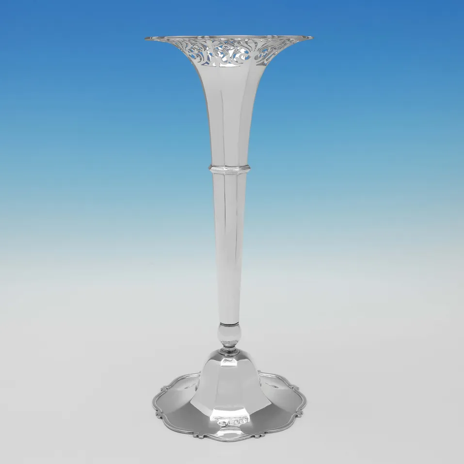 Antique Sterling Silver Vase - Goldsmiths & Silversmiths Co., hallmarked in 1902 London - Edwardian