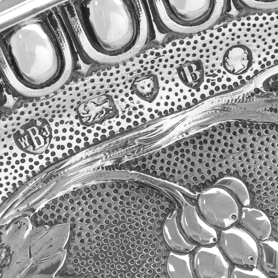 Antique Sterling Silver Warwick Charger - Barnard Brothers, hallmarked in 1877 London - Victorian - Image 8