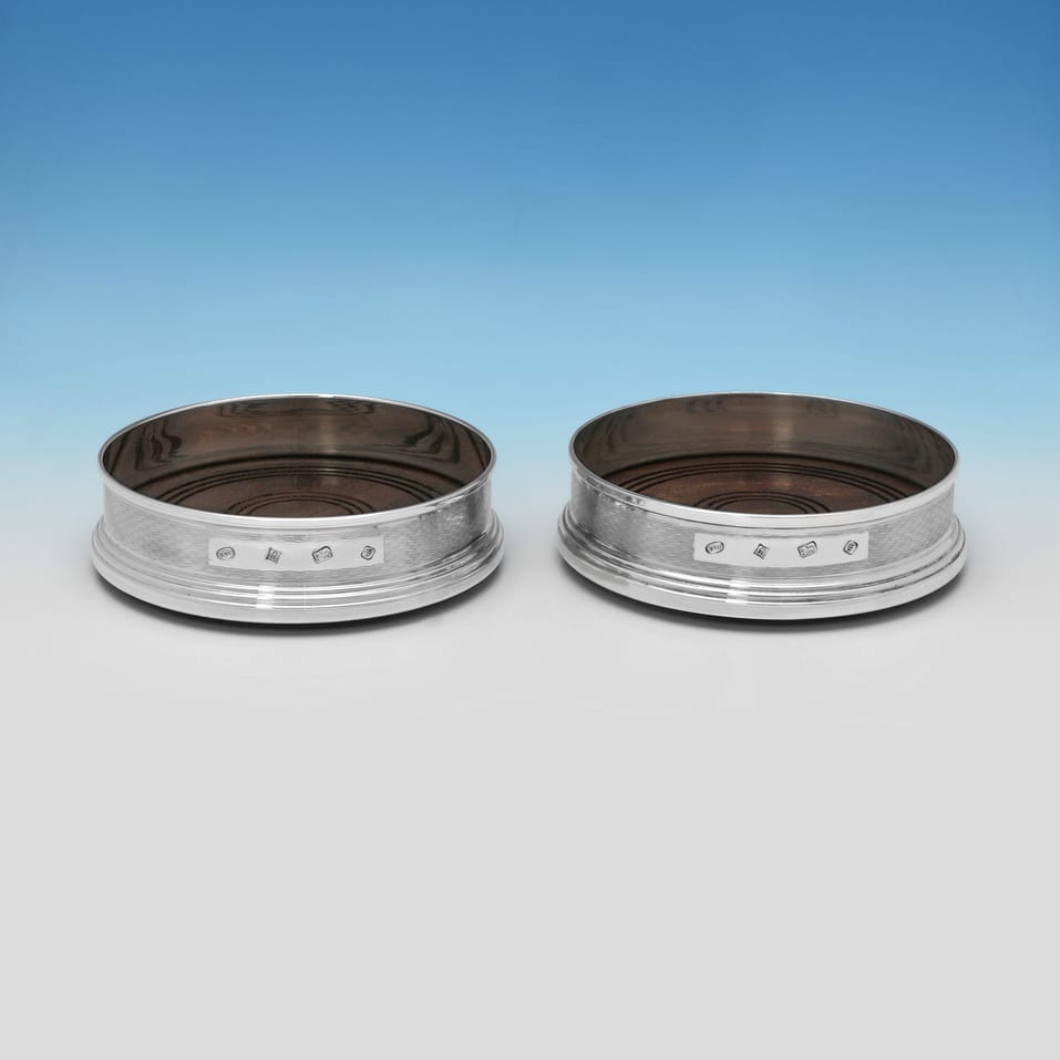 Sterling Silver Pair of Wine Coasters - W. I. Broadway & Co., hallmarked in 1981 London - Elizabeth II - Image 2