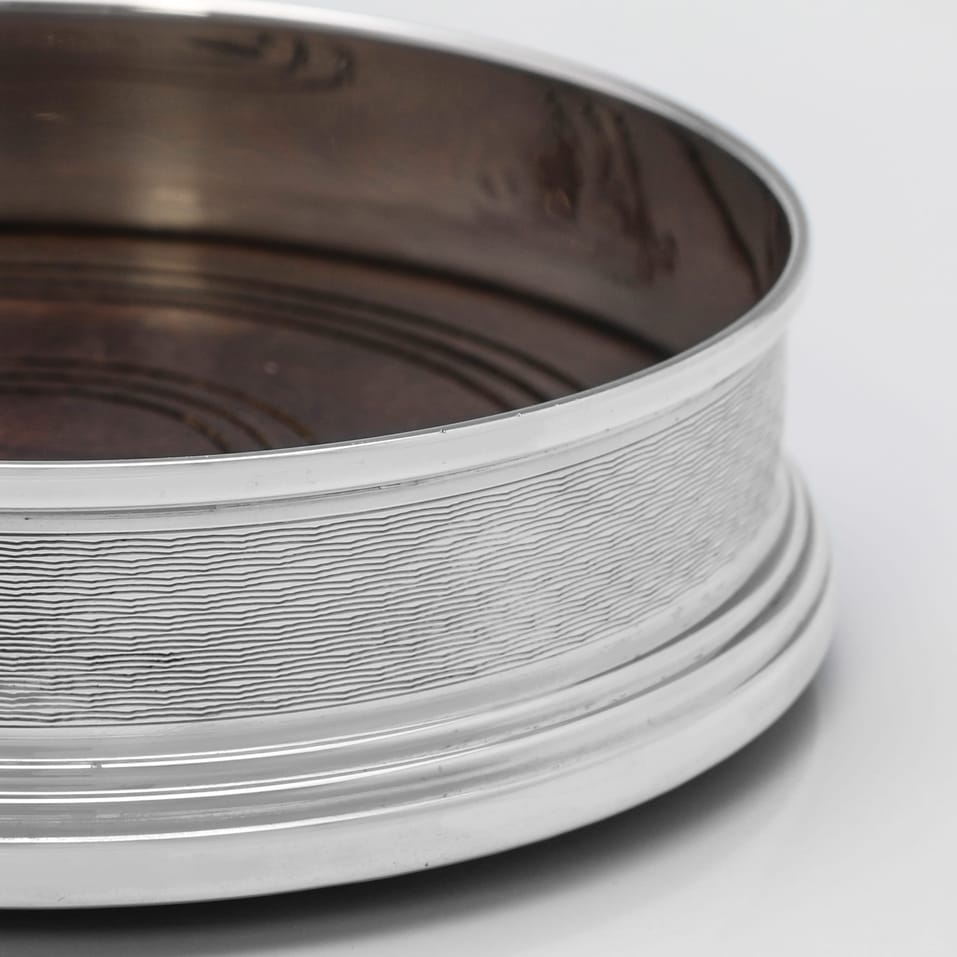 Sterling Silver Pair of Wine Coasters - W. I. Broadway & Co., hallmarked in 1981 London - Elizabeth II - Image 5